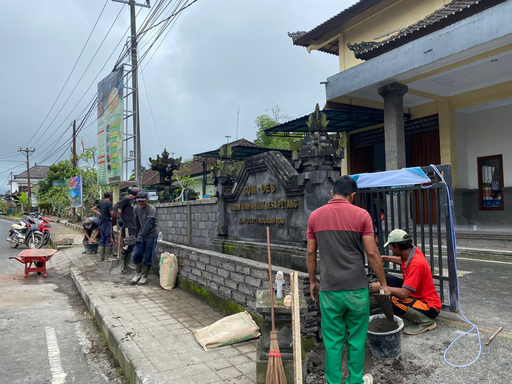 Percantik Halaman, Perbekel Petang Mengajak Perangakat dan Staf Menata Halaman Kantor Desa Petang